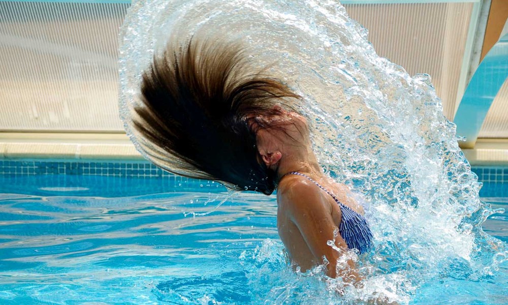 Pige der slynger vand ud af håret i svømmebassin